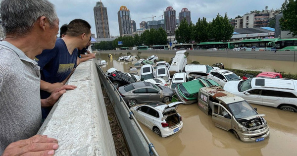 Trung Quốc mưa lớn: Ô tô như đồ chơi chới với giữa dòng nước