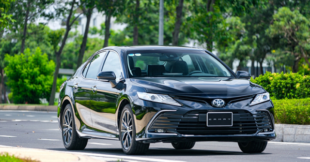 Giá xe Toyota Camry niêm yết và lăn bánh tháng 6/2023