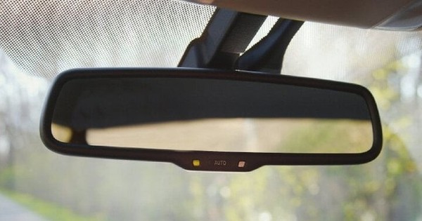 Chấm đen trên gương chiếu hậu lắp trong ô tô có tác dụng gì?