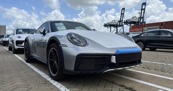 Ảnh thực tế Porsche 911 bản off-road đầu tiên Việt Nam: Màu sơn gần 180 triệu