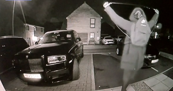 Camera ghi cảnh kẻ lạ mặt giơ tay lên trời như làm phép, lát sau lấy trộm 1 chiếc Rolls-Royce