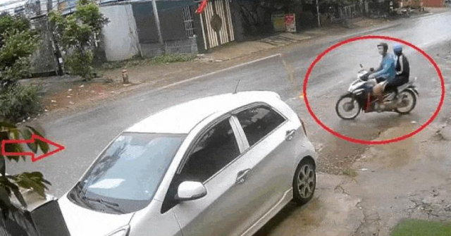 Video: Lái xe máy sang đường, bị xe ba gác xoẹt qua như tên lửa