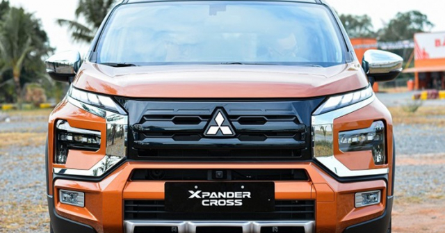 Giá xe Mitsubishi Xpander Cross lăn bánh tháng 10/2023, hỗ trợ 50% LPTB và quà tặng