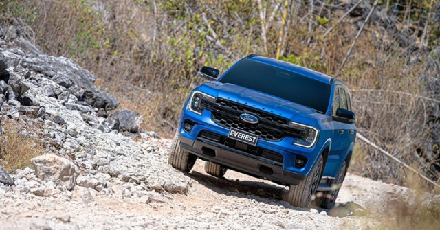 Giá xe Ford Everest niêm yết và lăn bánh tháng 10/2023