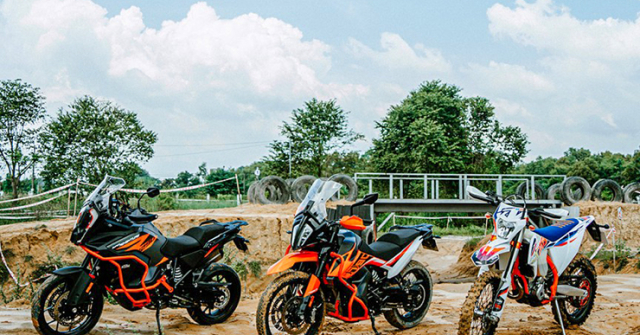 KTM tổ chức dạy kỹ năng lái xe địa hình xấu cho khách hàng Việt