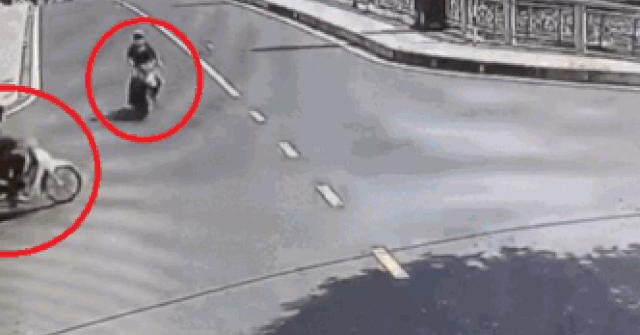 Clip: Va chạm xe máy ở ngã ba đúng lúc ô tô tới gây tai nạn kinh hoàng