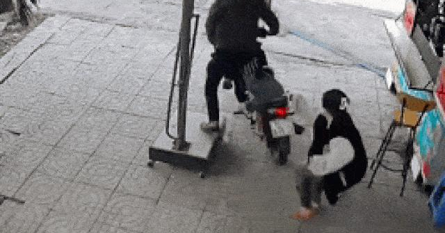 Clip: Trộm dàn cảnh trộm xe máy của cô gái gây bức xúc