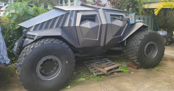 Thợ độ lột xác chiếc bán tải 16 năm tuổi thành Batmobile: Thiết kế kỳ dị, nội thất như xe đua