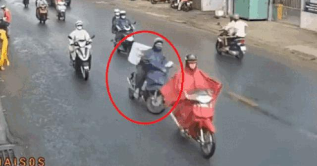 Clip: Một lái xe máy ngã ra đường, loạt lái xe ngã theo dây truyền