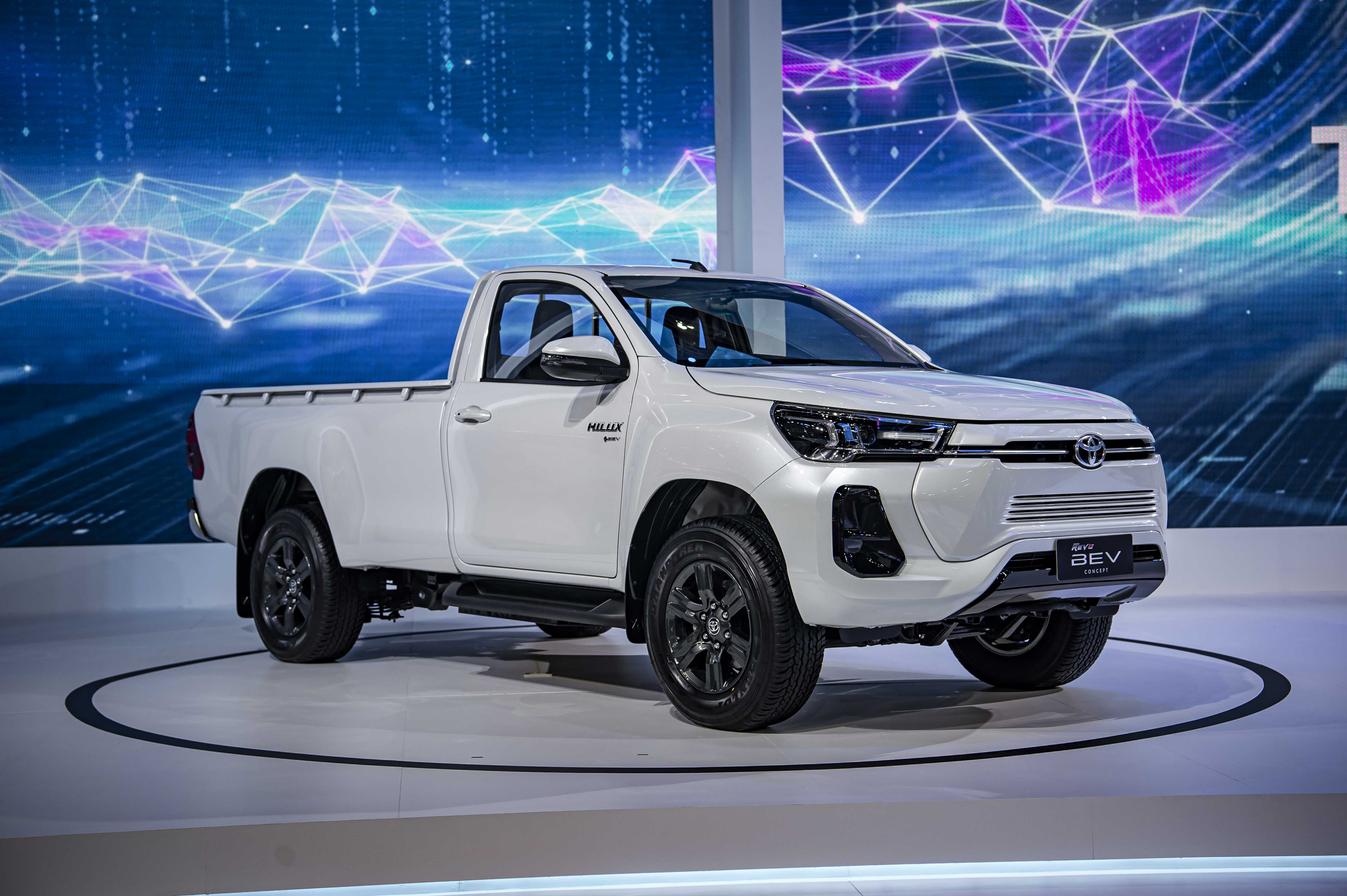 Toyota xác nhận sản xuất xe bán tải Hilux chạy điện vào năm 2025