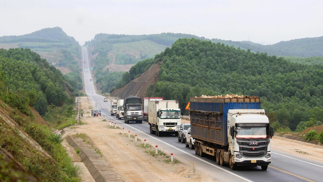 Ô tô trên 30 chỗ, xe tải nặng sẽ không được vào cao tốc Cam Lộ-La Sơn
